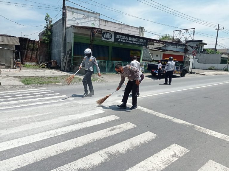 Bahayakan Pengguna Jalan, Polsek Srengat Bersihkan Pasir Di Traffic Ligh Poluhan