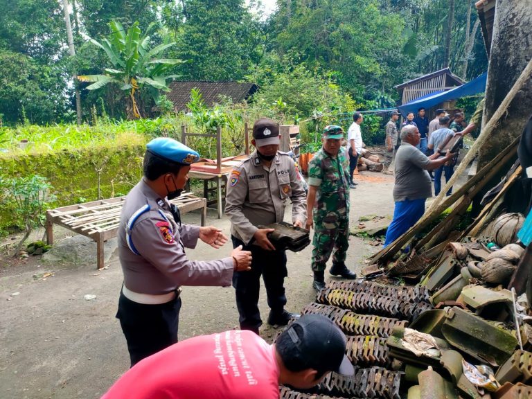 Polsek Nglegok Polres Blitar Kota Sigap Dan Datangi Langsung Lokasi Kejadian Dapur Rumah Ambruk