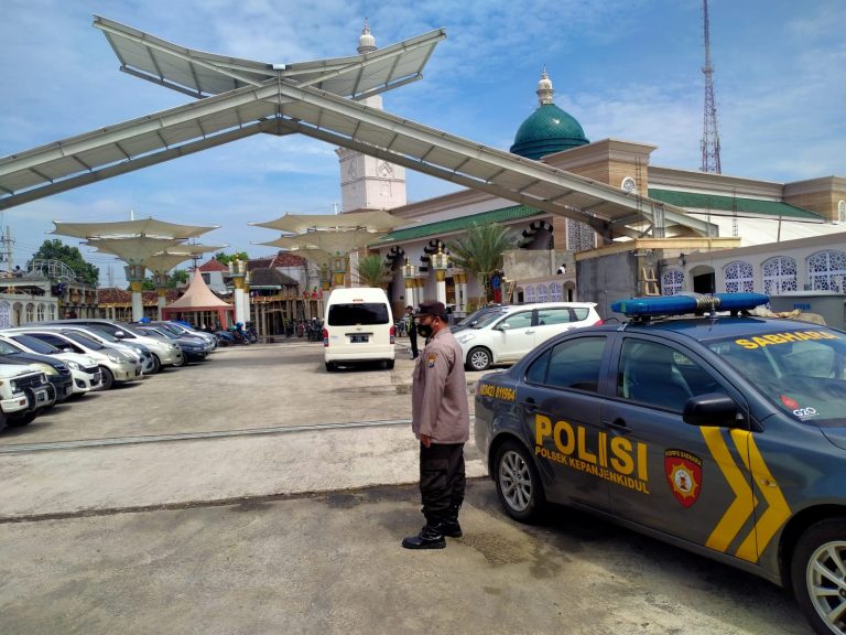 PATROLI DIALOGIS DAN HIMBAUAN PROKES COVID 19 POLSEK KEPANJENKIDUL HIMBAUAN DI AREA WISATA RELIGI MASJID ARRAHMAN