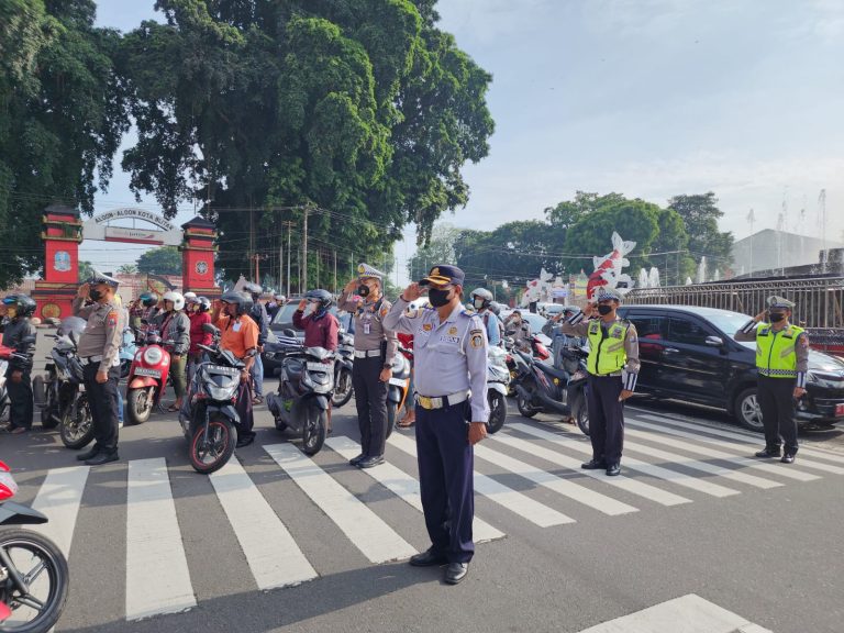 Hari Pahlawan 10 November 2022 di Kota Blitar, Pengendara Berhenti Ikut Mengheningkan Cipta