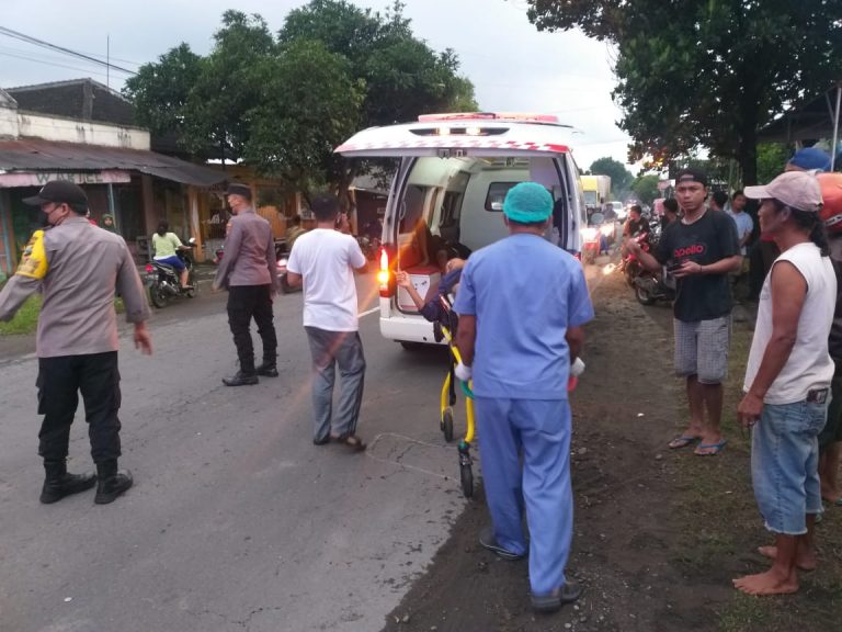 Anggota Polsek Udanawu Datangi TKP Laka Lantas, Untuk Penanganan Awal Kejadian Laka Lantas Di Desa Ringinanom.