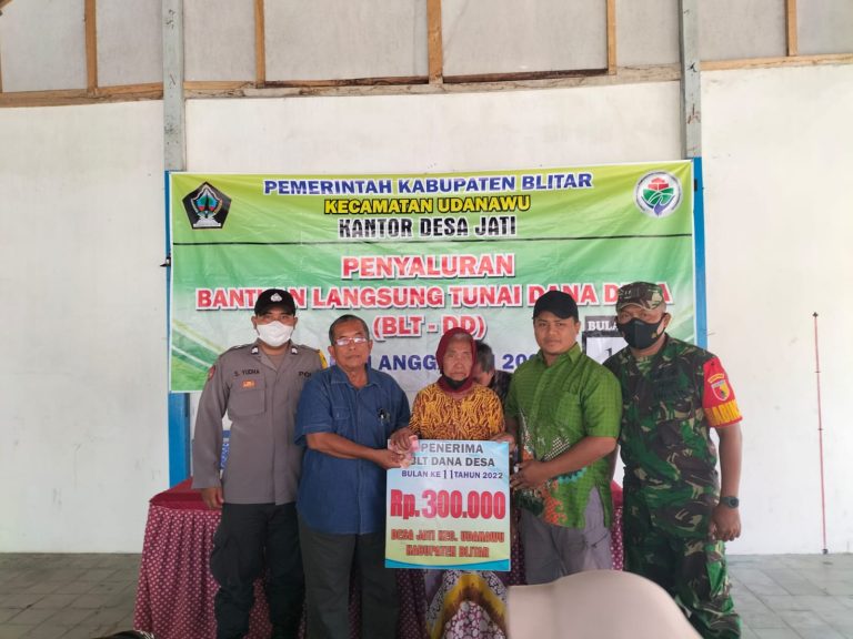 Bhabinkamtibmas Bersama Babinsa Desa Jati Laksanakan Pengamanan Dan Pendampingan Penyaluran BLTDD Bulan Ke-11 Tahun Anggaran 2022.