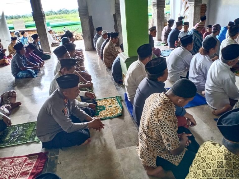 Kapolsek Sanankulon Bersama Anggota Melaksanakan Shalat Jumat Keliling Di Masjid Darul Huda Sumberingin