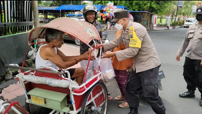 Jum’at Berkah, Anggota Polsek Kepanjenkidul Berikan Sembako Pada Warga Kurang Mampu