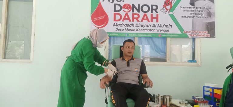 Bhabinkamtibmas Polsek Srengat Berpartisipasi Donor Darah di Hari Kesehatan Nasional