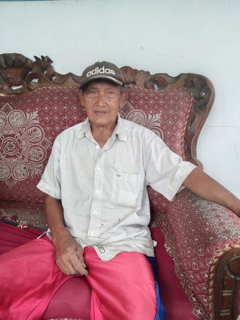 MBAH JUNI TUNTUT KEADILAN HAK WARIS TANAH DI DEPAN LAPANGAN BRUBUH