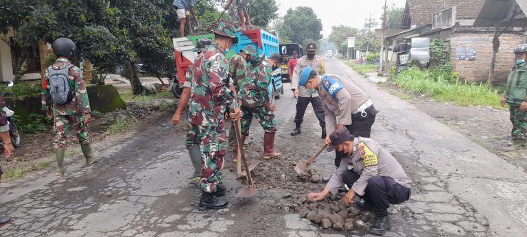 Sinergitas Polsek Ponggok Dan Koramil Ponggok Tambal Jalan Berlubang.