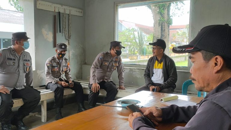 Untuk Menekan Tindak Kejahatan Di Perkebunan, Tim Patroli Polsek Nglegok Laksanakan Patroli Dialogis