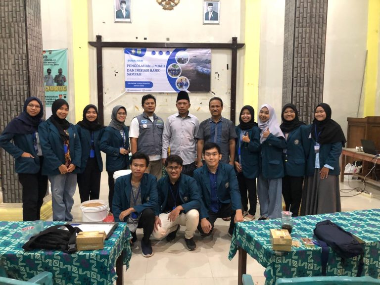 Mahasiswa KKN Tematik Undip Jepara Sosialisasikan Pengolahan Limbah Dan Inisiasi Bank Sampah Desa Teluk Awur 