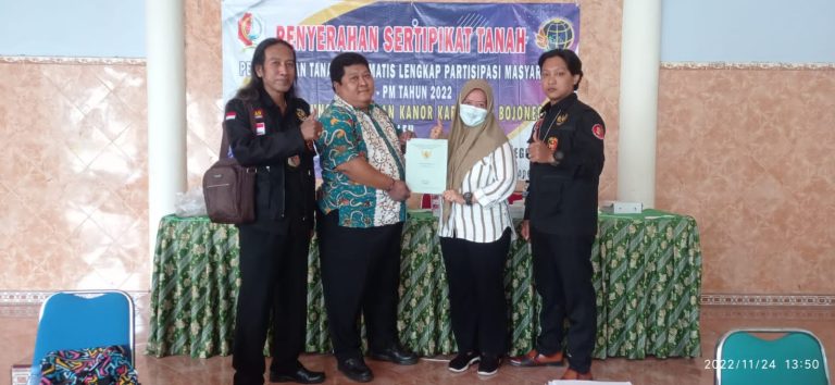 Srikandi Kades Semambung Menyerahkan Sertifikat Tanah Program PTSL