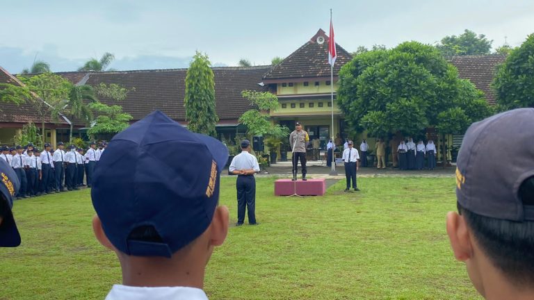 Pesan Kanit Binmas Polsek Ponggok Kepada Siswa SMPN 1 Ponggok Dalam Upacara Bendera