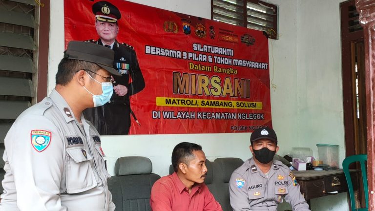 Kedekatan Polri Kepada Warga, Anggota Polsek Nglegok Laksanakan Giat Mirsani Bersama Warga Desa Kemloko