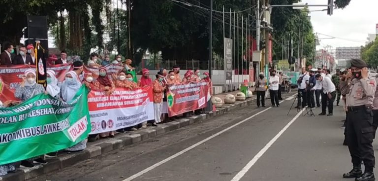 Gabungan Dokter dan Nakes Se – Kabupaten/ Kota Blitar Demo Tolak RUU Kesehatan Omnibuslaw