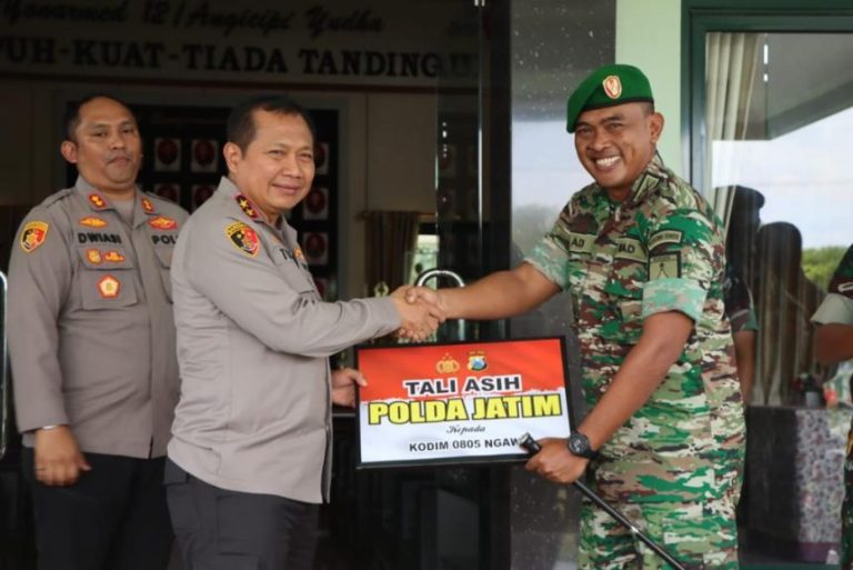 Kapolda Jatim Kunjungi Markas Militer di Ngawi dan Berikan Tali Asih