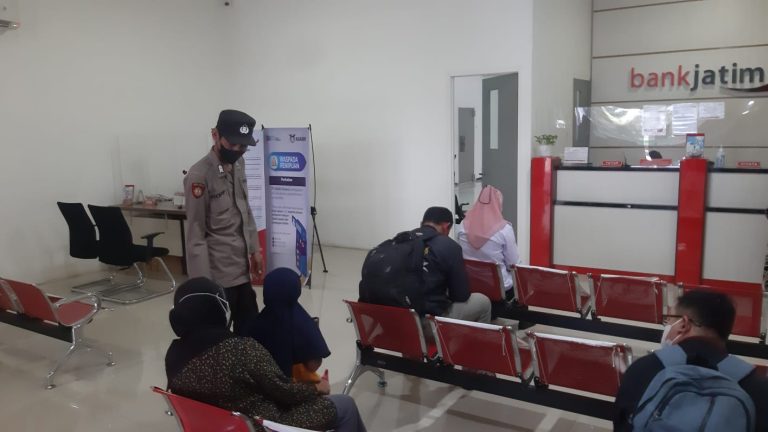 Rutin Dalam Menjaga Kamtibmas, Petugas Patroli Titip Pesan Kamtibmas Kepada Security