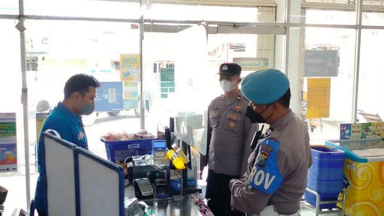 Cegah gangguan kamtibmas di obyek vital, tim patroli Polsek Nglegok aktif berpatroli dan berikan himbauan ke minimarket