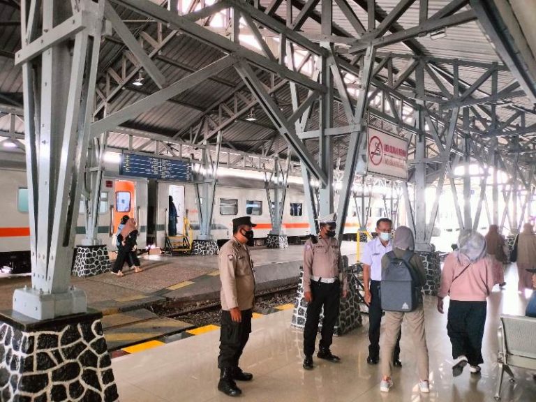 ANGGOTA POLSEK KEPANJENKIDUL PATROLI DAN HIMBAUAN DI STASIUN KOTA BLITAR ANTISIPASI GANGGUAN KAMTIBMAS