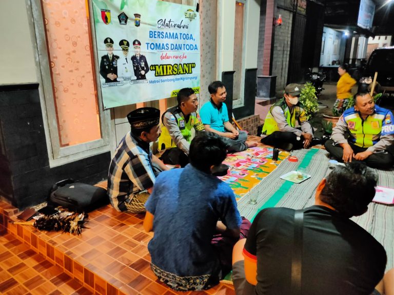 Personel Polsek Ponggok Laksanakan Patroli Sambang dan Tatap Muka dengan Toga dan Tomas