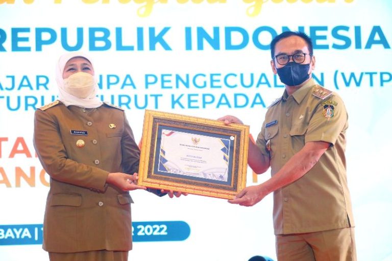 GUBERNUR JAWA TIMUR BERI PENGHARGAAN WTP PADA PEMKOT BLITAR 