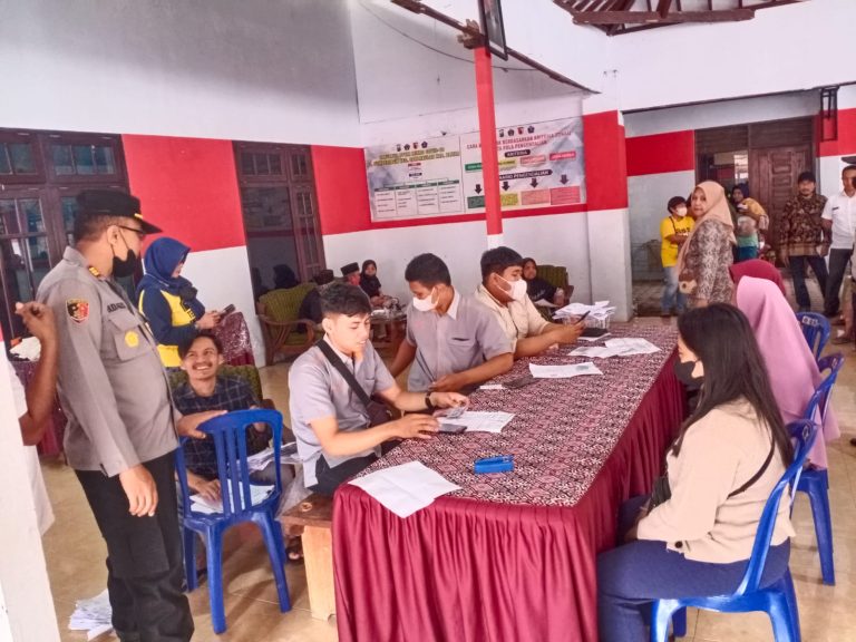 Kapolsek Sanankulon Kunjungi Kantor Desa, Dalam Rangka Pengamanan Kegiatan Pembagian Bansos Desa Sumberingin