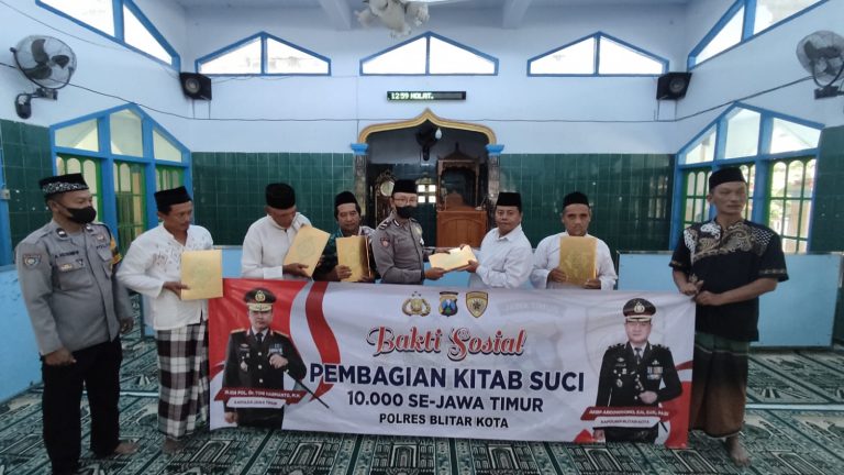 BAKTISOSIAL : POLSEK SANANKULON GELAR BAKSOS PEMBAGIAN KITAB SUCI AL-QURAN DI MASJID WILAYAH SANANKULON