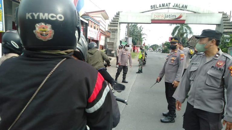 Anggota Polsek Udanawu Gabungan Dari Polsek Rayon Barat Laksanakan Penyekatan Antisipasi Gangguan Kamtibmas Di Wilayah Hukum Polsek Udanawu.