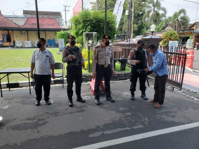 Pasca Ledakan Bom di Polsek Astanaanyar, Pengamanan Mapolres Blitar Kota Diperketat