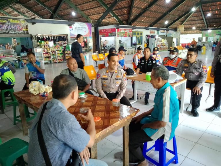 Menjelang Liburan Natal dan Tahun Baru,Kasat Lantas Polres Bojonegoro Beri Himbauan Kepada Pengemudi Bus di Terminal Rajewesi