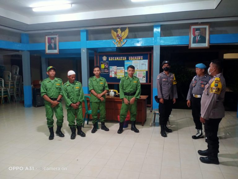 Anggota Polsek Udanawu Patroli Di Kantor Kecamatan Untuk Pengecekan Logistik Pilkades Serentak Kabupaten Blitar Tahun 2022.