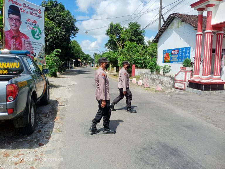 Jelang Pilkades serentak, Polsek Udanawu patroli di Desa Karanggondang