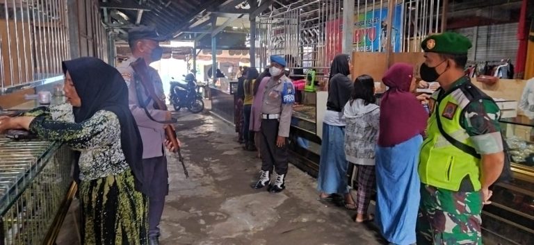 Demi Keamanan,Polsek Ponggok Patroli Di Beberapa Toko Emas