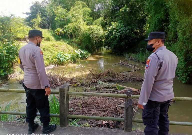 Waspada Bahaya Bencana Alam Banjir, Anggota Polsek Udanawu Cek Sungai Di Wilayah Udanawu