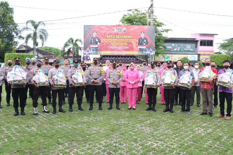 Sambut Natal 2022, Kapolres Blitar Kota Bagi Bingkisan Natal untuk Personil Polri