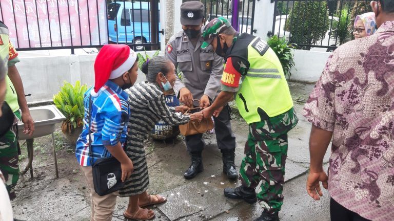 Personil Polsek Srengat Laksanakan Pengamanan Perayaan Natal Di Gereja GKJW Desa Maron