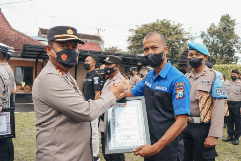 Kapolres Beri Penghargaan kepada 20 Anggota Polres Blitar Kota, Begini Prestasi Mereka