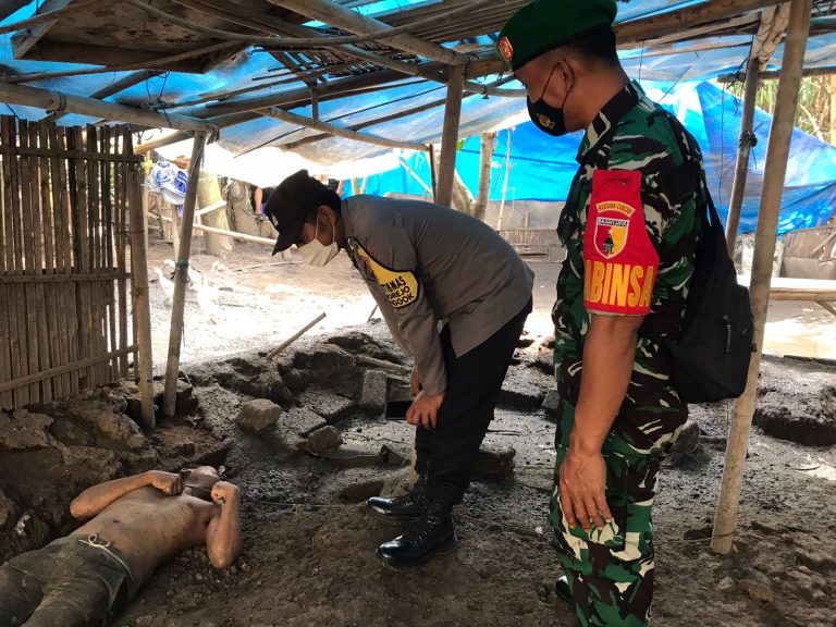 Polsek Ponggok Datangi TKP Warga Meninggal Dunia Tersengat Listrik di Kawedusan.