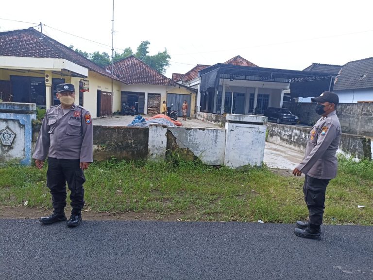 Tingkatkan Situasi Kondusif Jelang Nataru, Polsek Udanawu Patroli Hingga Ke Pemukiman