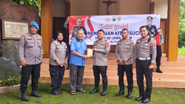 Polres Blitar Kota Salurkan Bantuan Ratusan Kitab Suci ke Pondok Pesantren dan Gereja Goa Maria