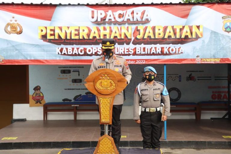 Kapolres Blitar Kota Pimpin Upacara Wisuda Purna Bhakti Kabag Ops Polres Blitar Kota