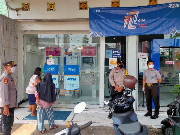 Ciptakan Situasi Aman  dan Kondusif , Patroli Polsek Sanankulon Sambangi Obvit Bank BRI Unit Sanankulon