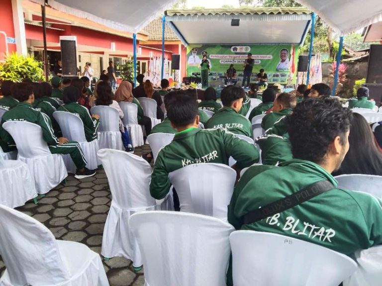 WABUP BLITAR SERAHKAN REWARD DARI UANG PRIBADI PADA ATLET PERAIH MEDALI PADA  PORPROV VII