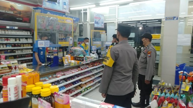 Polsek Udanawu Malam Hari Sambangi Swalayan Indomaret