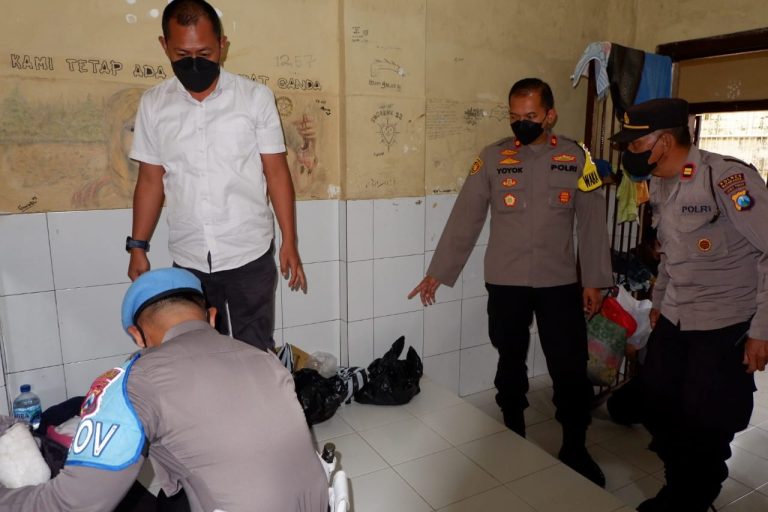 Pastikan Tak Ada Barang Berbahaya di Ruang Tahanan Polres Blitar Kota lakukan Razia