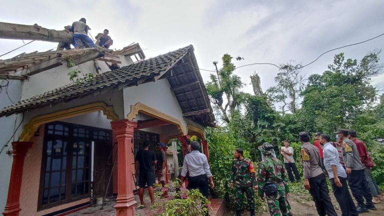 Bhabinkamtibmas Ponggok Bersama Babinsa  Bantu Evakuasi Pohon Tumbang Timpa Rumah Warga 