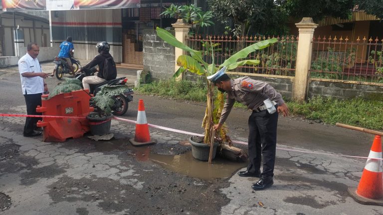 Respon Cepat Polres Blitar Kota Tanggapi Aduan Masyarakat Soal Jalan Berlubang yang Membahayakan