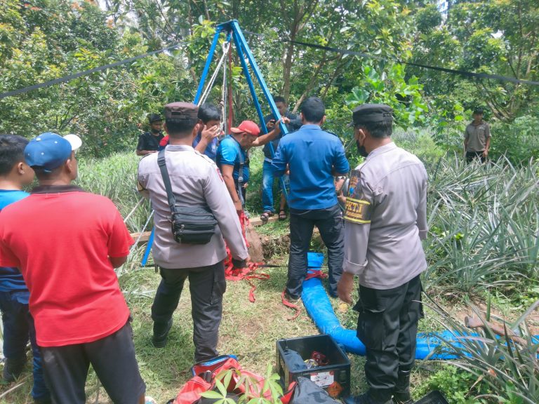 Polsek Ponggok Bantu Evakuasi Seekor Sapi Kecemplung Sumur 