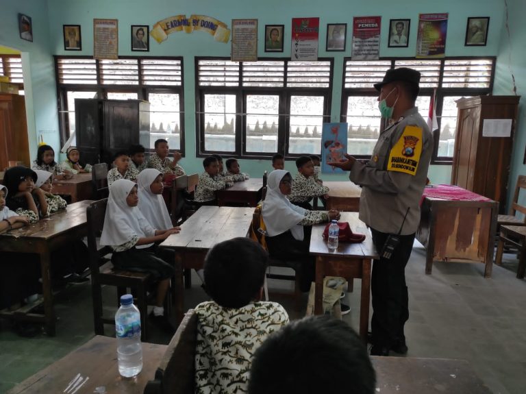 Unit Binmas Polsek Sanankulon Polres Blitar Kota Polda Jatim Melaksanakan Kegiatan Berikan Pembinaan Dan Penyuluhan Untuk Anak Sekolah Dasar