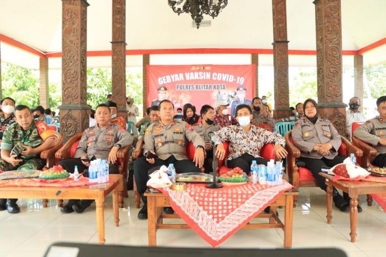 Polres Blitar Kota Gelar Gebyar Vaksin Serentak Sekaligus Jum at Curhat di Kelurahan Pakunden