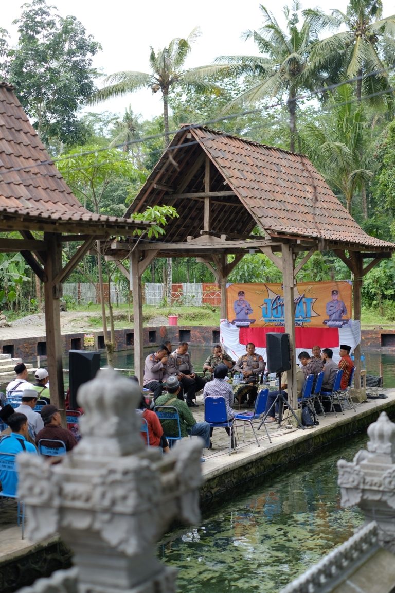 Polres Blitar Kota Kembali Adakan Forum Jumat Curhat di Kawasan Wisata Sumur Amber