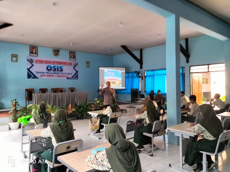 Kanit Binmas Laksanakan Sosialisasi Etika Berlalu Lintas Dan Bahaya Narkoba Kepada Siswa-Siswi SMPN 01 Udanawu